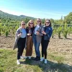Uživanje vina v vinogradu